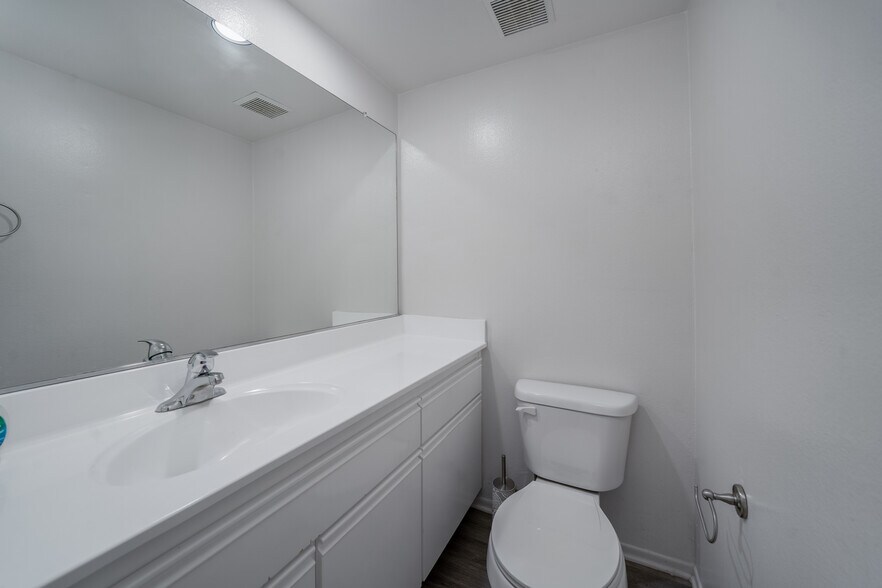 More Photos Of 638 E Tujunga Ave, Burbank Apartments For Sale