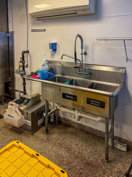 More Photos Of 150 Chelsea Harbor Dr, Norwich Restaurant For Lease