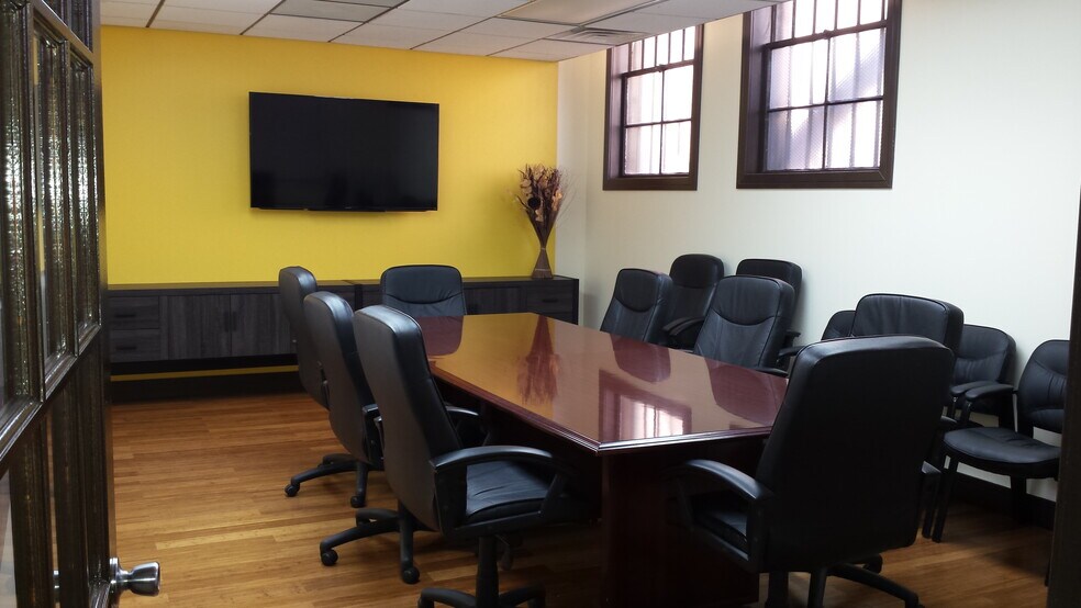 More Photos Of 4042-4044 N Elston Ave, Chicago Storefront Retail Office For Lease