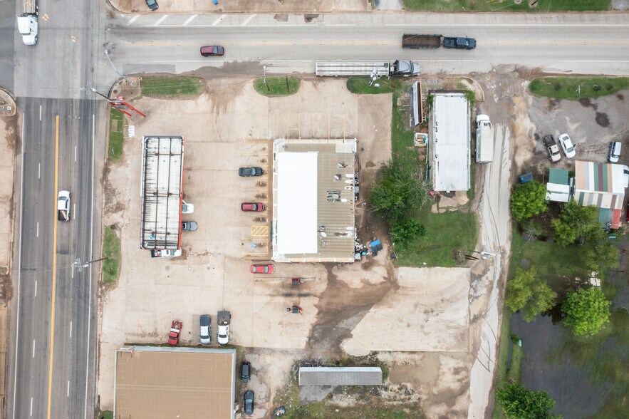 More Photos Of 105 S Marcus St, Alto Storefront For Sale