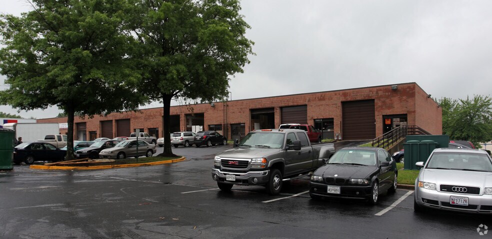 More Photos Of 7901-7905 Cessna Ave, Gaithersburg Warehouse For Lease
