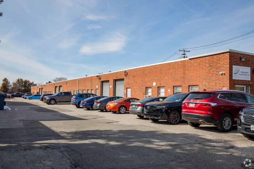 More Photos Of 172 Cabot St, West Babylon Warehouse For Lease