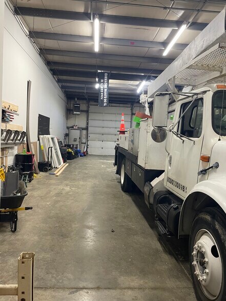 More Photos Of 9250 Brookfield Ct, Florence Light Distribution For Lease