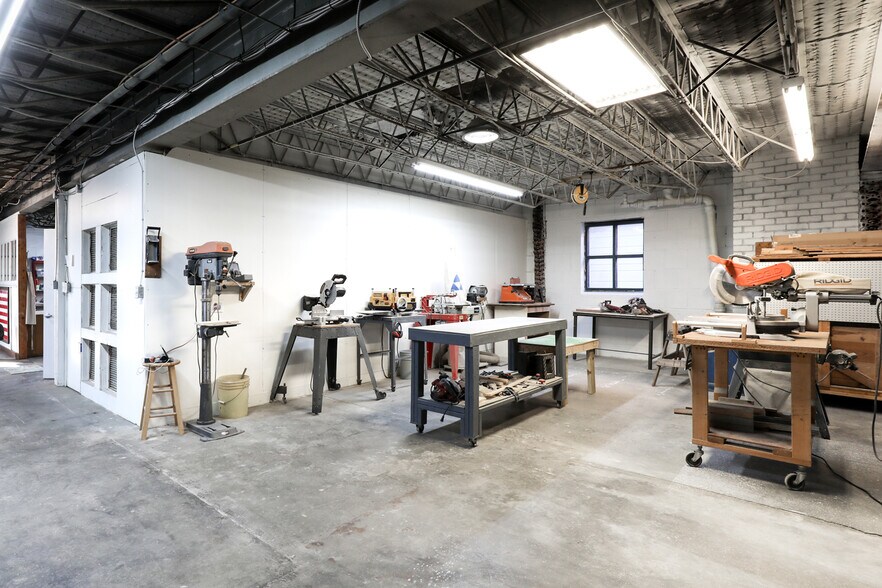 More Photos Of 18 W Currahee St, Toccoa Showroom For Sale