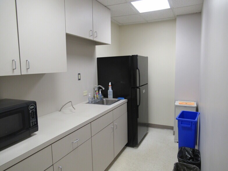 More Photos Of 3201 W White Oaks Dr, Springfield Office For Sale