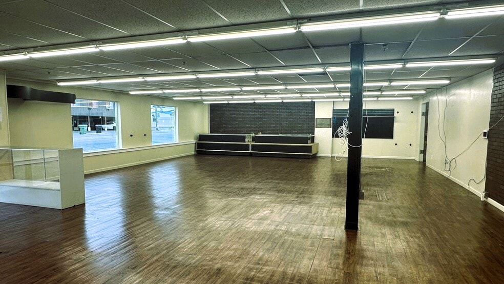 More Photos Of 735 Commerce Ave, Longview Industrial For Lease