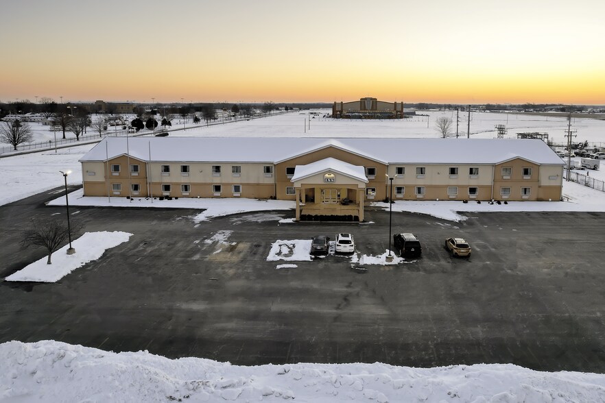 More Photos Of 1520 S Washington St, Du Quoin Hotel For Sale