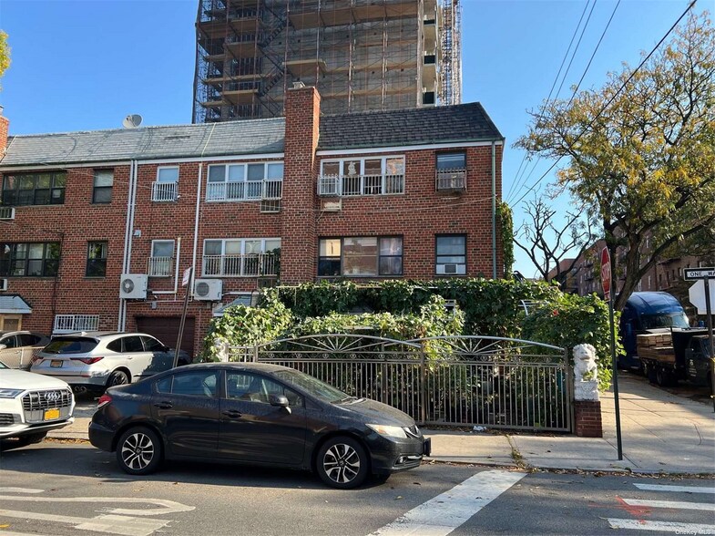 More Photos Of 4235 Saull St, Flushing Apartments For Sale