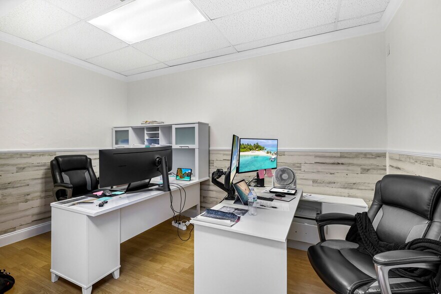 More Photos Of 1076 Business Ln, Naples Showroom For Sale