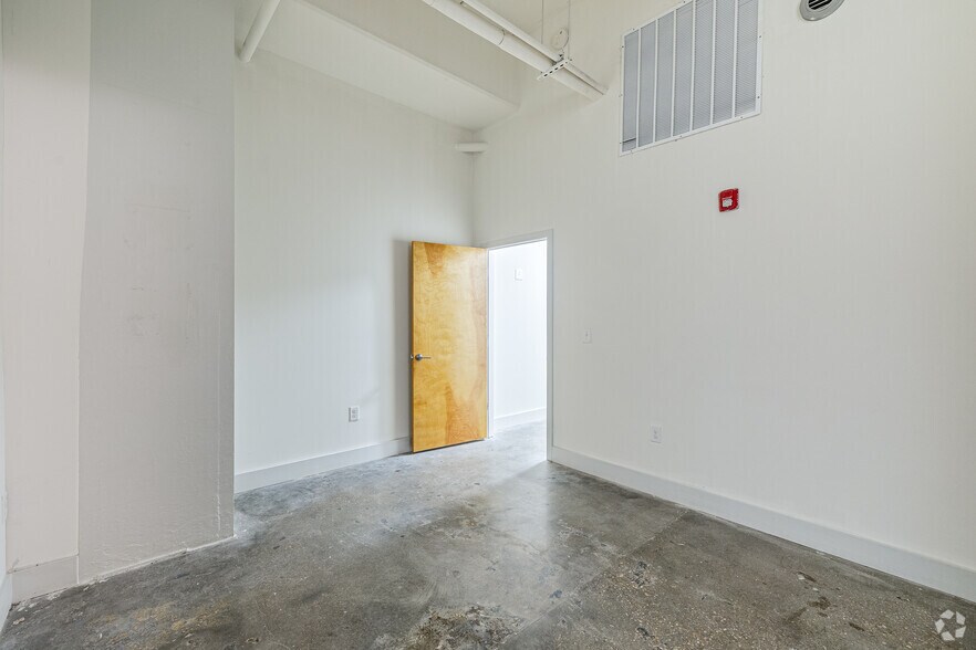 More Photos Of 120 Perry St, Petersburg Apartments For Lease