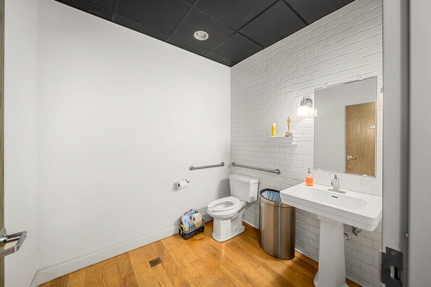 More Photos Of 3024 Locust St, Saint Louis Storefront For Sale