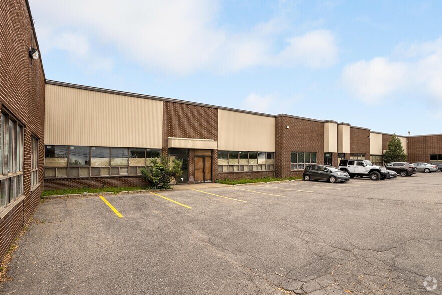 More Photos Of 825 Rue Tecumseh, Dollard-des-Ormeaux Warehouse For Lease