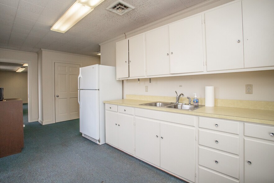 More Photos Of 3651 Greensboro Rd, Ridgeway Bank For Lease