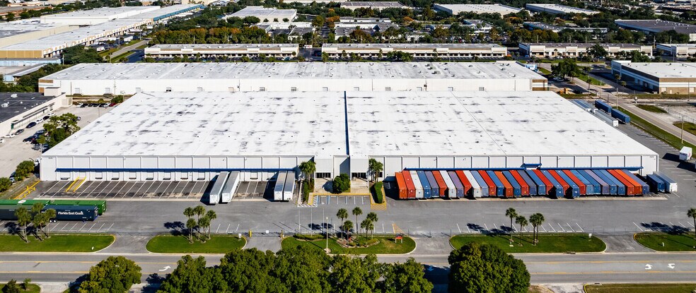 More Photos Of 7575 Chancellor Dr, Orlando Distribution For Lease