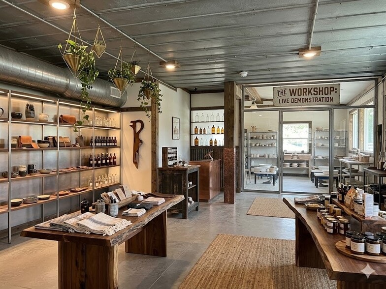 More Photos Of 10 Natelle Ave, Brooksville General Retail For Lease