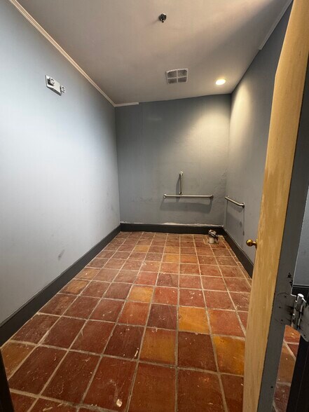 More Photos Of 1100 Main St, Newberry Restaurant For Sale