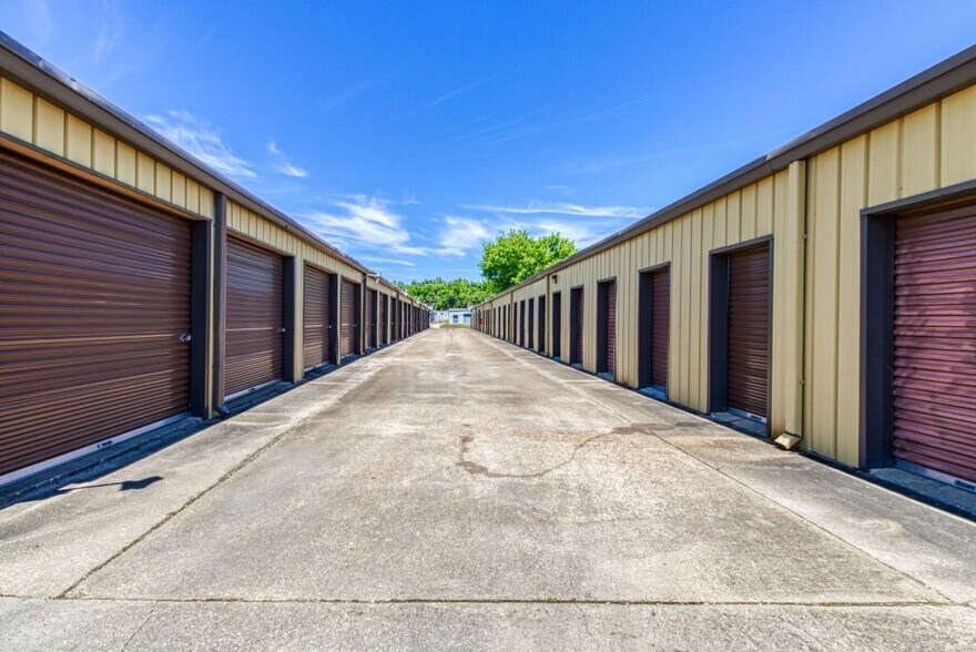 More Photos Of 1112 Singleton Dr, Selma Self Storage For Lease