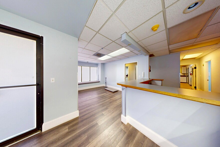 More Photos Of 7447 Martin Way E, Lacey Veterinarian Kennel For Sale