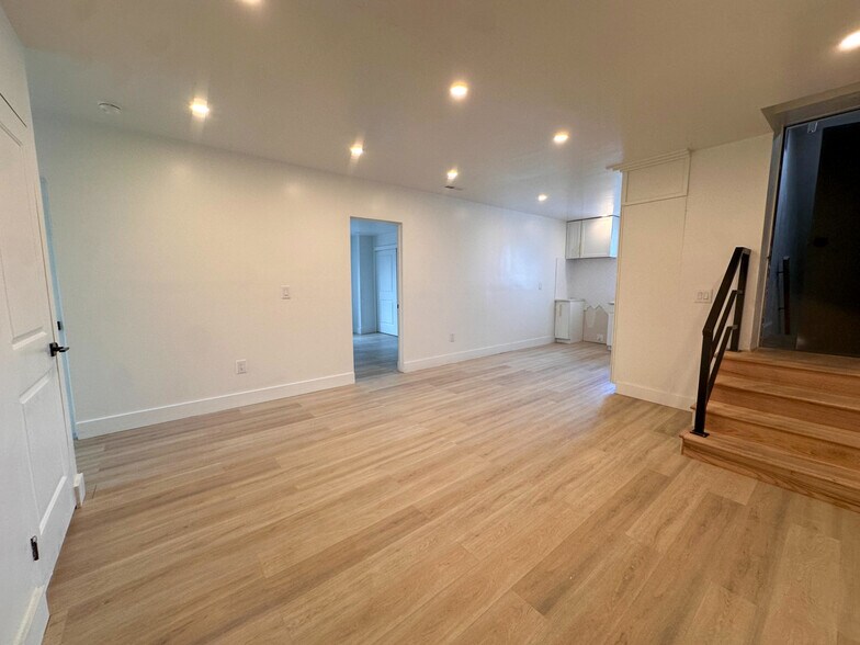 More Photos Of 2709 Westerville Rd, Columbus Light Manufacturing For Sale