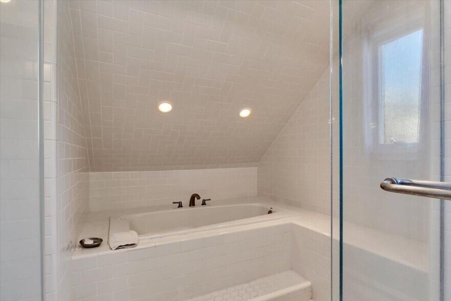 More Photos Of 139 A Bradford St, Provincetown Storefront Retail Residential For Sale