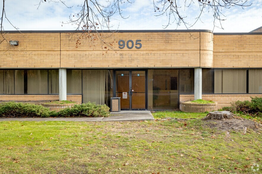 More Photos Of 905 Waverly Ave, Holtsville Warehouse For Sale