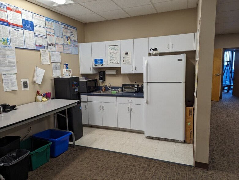 More Photos Of 52 Connecticut Ave, South Windsor Light Manufacturing For Lease