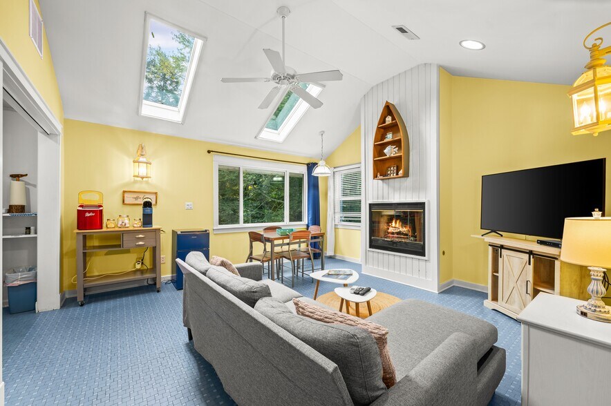 More Photos Of 231 E Buffalo St, New Buffalo Hotel For Sale