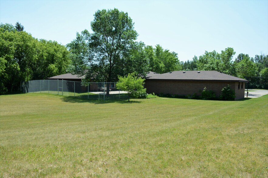 More Photos Of 524 Willow Dr, Alexandria Office For Lease