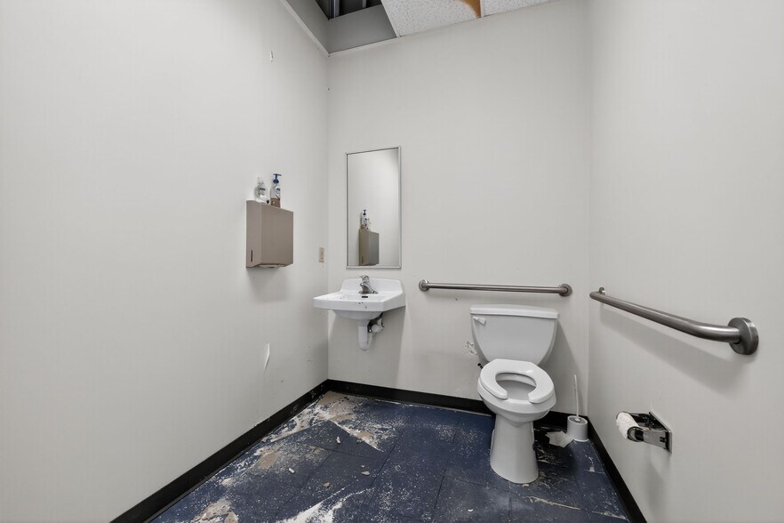 More Photos Of 514 E King Rd, Malvern Storefront Retail Office For Sale