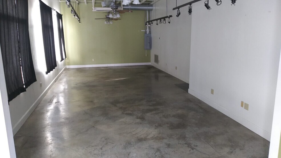 More Photos Of 450-462 SW Ward Rd, Lee's Summit General Retail For Lease