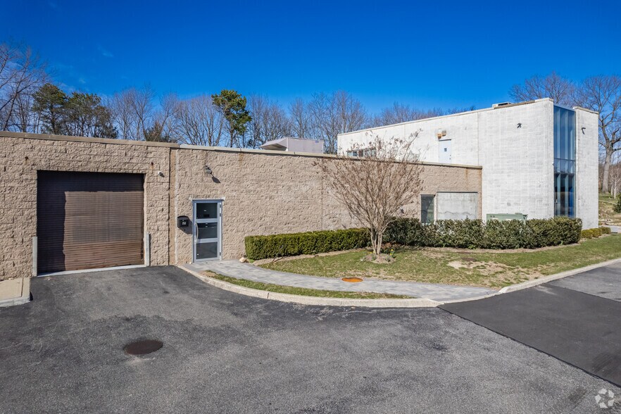 More Photos Of 252 Indian Head Rd, Kings Park Warehouse For Lease