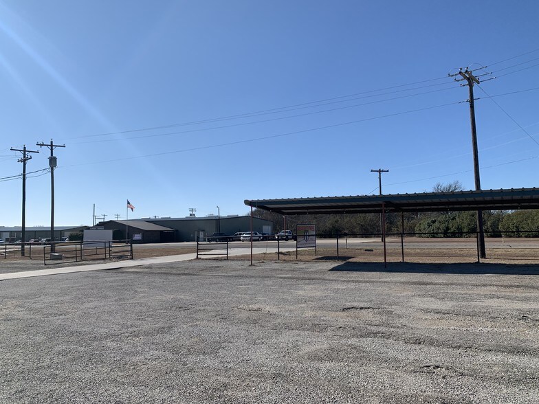 More Photos Of 309 S US Highway 69, Trenton Industrial For Lease
