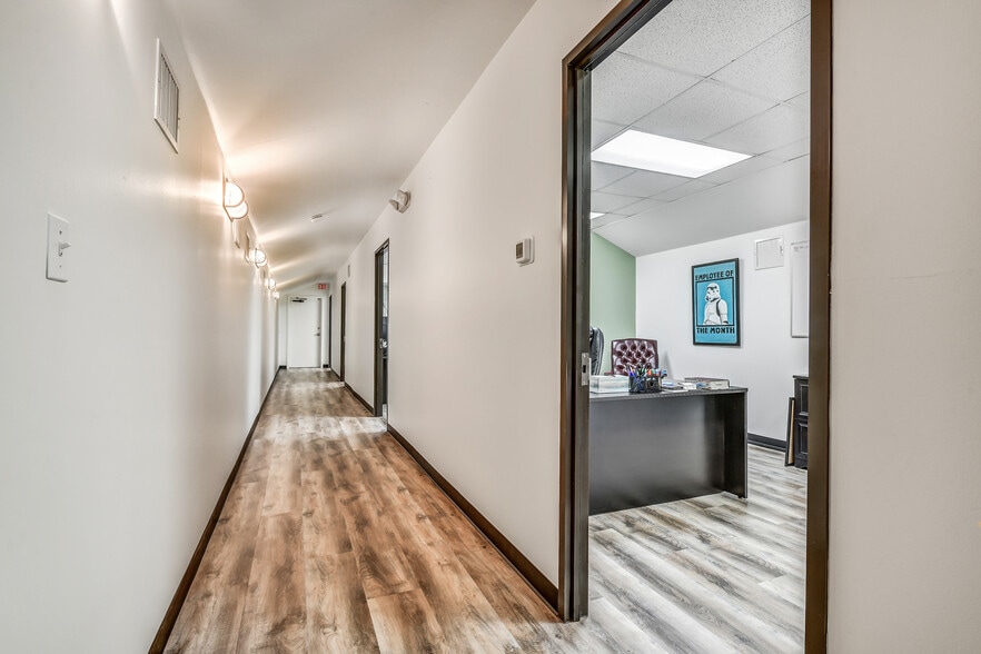 More Photos Of 2401 Parkwood Ave, Friendswood Office For Sale