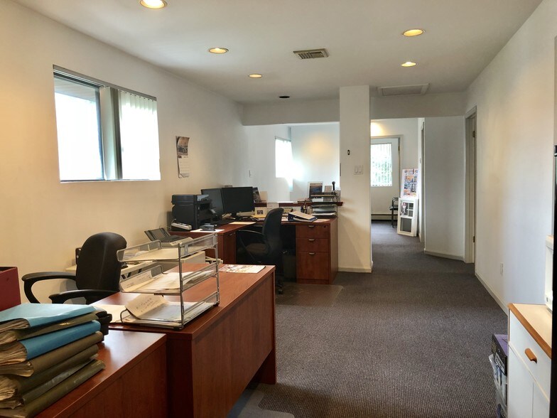 More Photos Of 870 W Jericho Tpke, Huntington Office For Sale