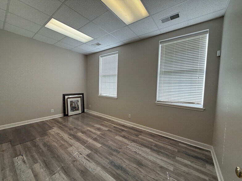 More Photos Of 12305 Westport Rd, Louisville Office For Lease