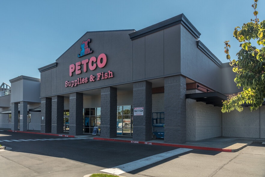 More Photos Of 5700 100th St SW, Lakewood Unknown For Lease