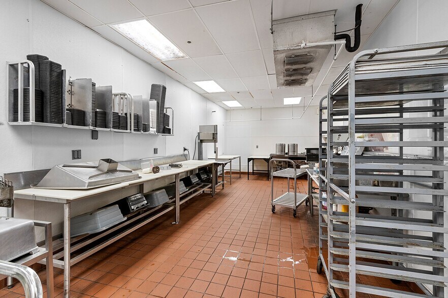 More Photos Of 2330 Menasha Ave, Manitowoc Supermarket For Sale