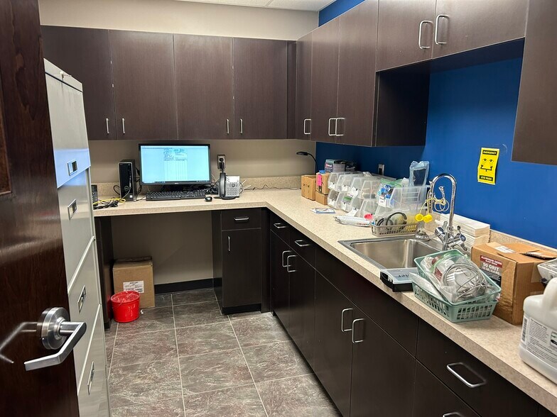 More Photos Of 6919 Grand River Rd, Brighton Medical For Sale