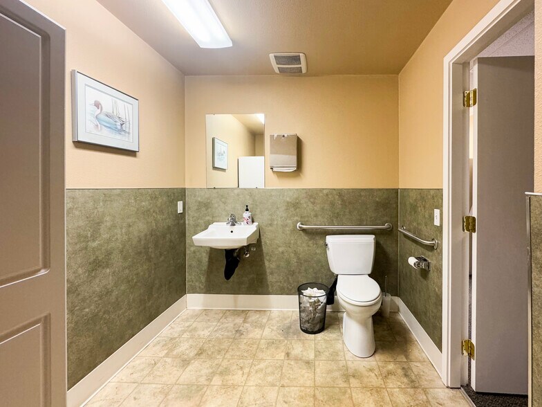 More Photos Of 12705 Renton Ave S, Seattle Office For Sale