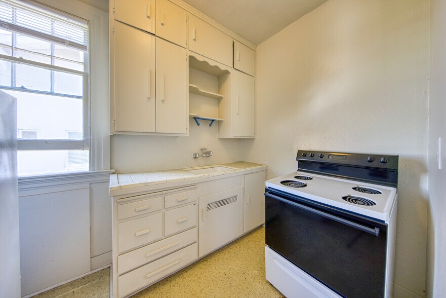 More Photos Of 429 Vernon St, Oakland Apartments For Sale