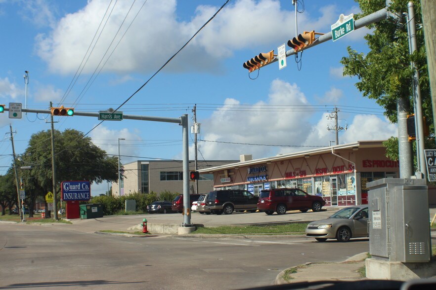 More Photos Of 832 Burke Rd, Pasadena Freestanding For Lease