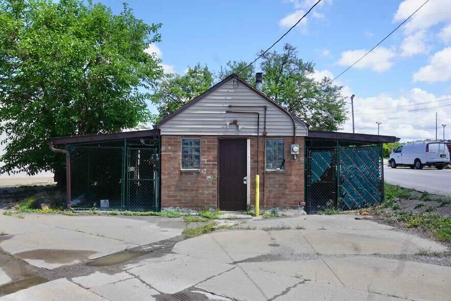 More Photos Of 25580 Lakeland Blvd, Euclid Veterinarian Kennel For Sale