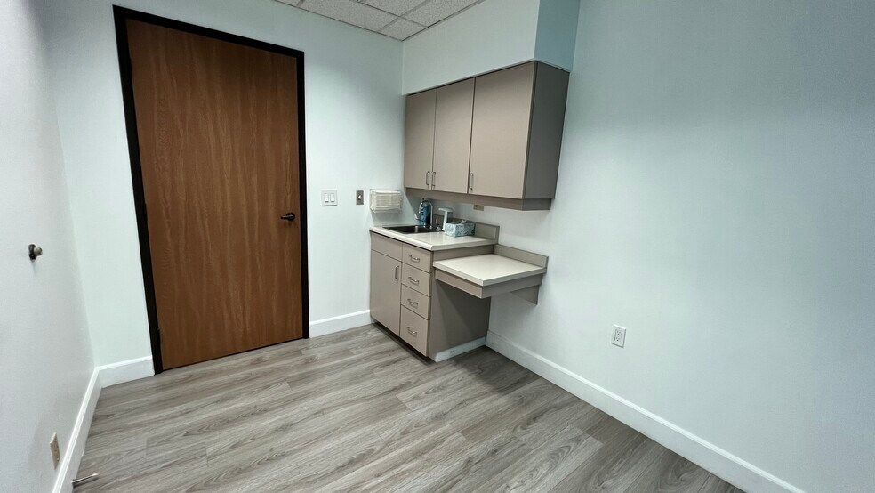 More Photos Of 44215 15th St W, Lancaster Medical For Lease