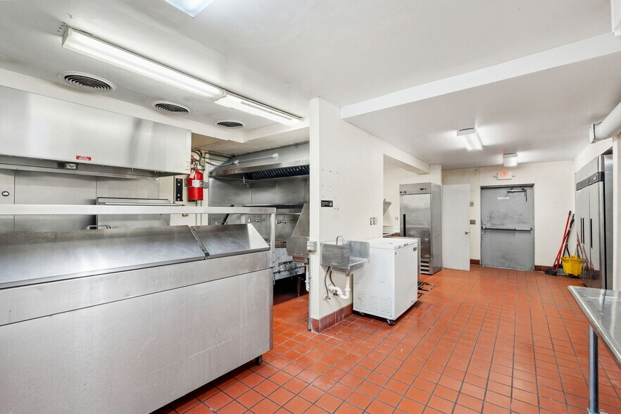 More Photos Of 5554 34th Ave S, Minneapolis Restaurant For Sale