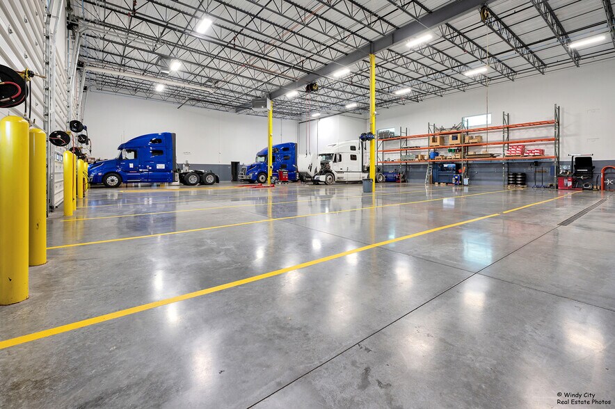 More Photos Of 250 N Schmale Rd, Carol Stream Warehouse For Lease