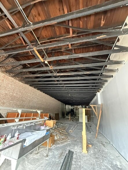More Photos Of 430-436 W Commercial St, Springfield Storefront For Lease
