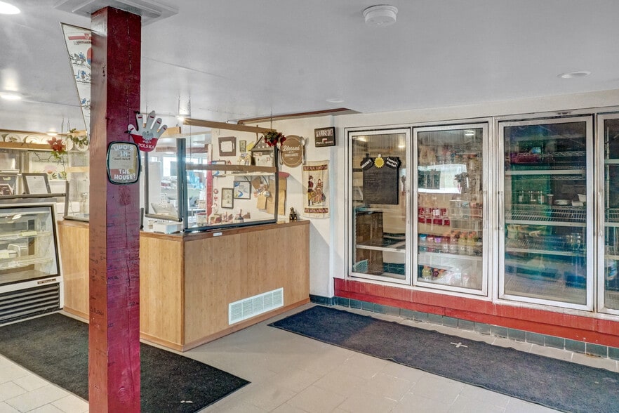 More Photos Of 6005 Marine City Hwy, Cottrellville Township Convenience Store For Sale