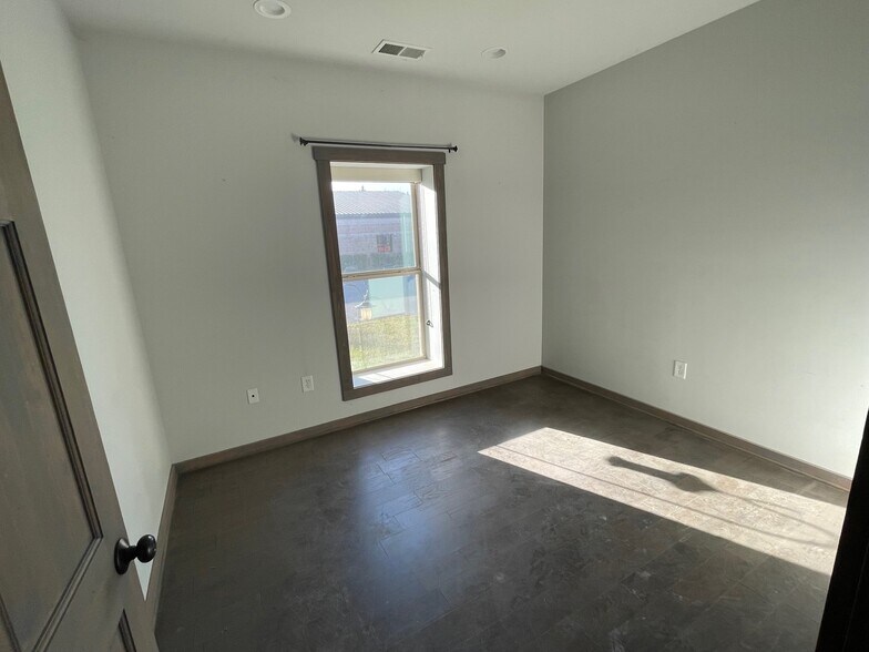 More Photos Of 311 Applegate Ln, Pelham Flex For Lease