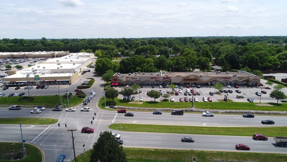 More Photos Of 2001 S Hurstbourne Pky, Louisville Storefront For Lease