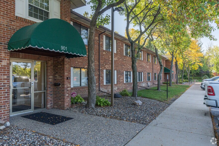 More Photos Of 600 Twelve Oaks Center Dr, Wayzata Unknown For Lease